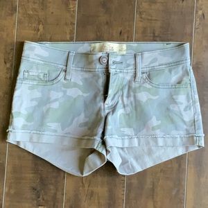 Hollister Camo short shirts - Size 00.